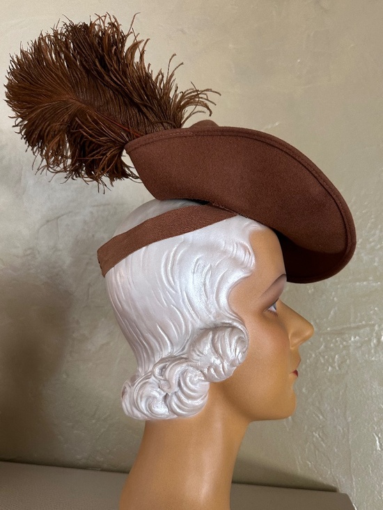 RARE 1930s\' TAN FELT TOY TILT HAT + GOLD STUDS & OSTRICH FEATHER main image 8